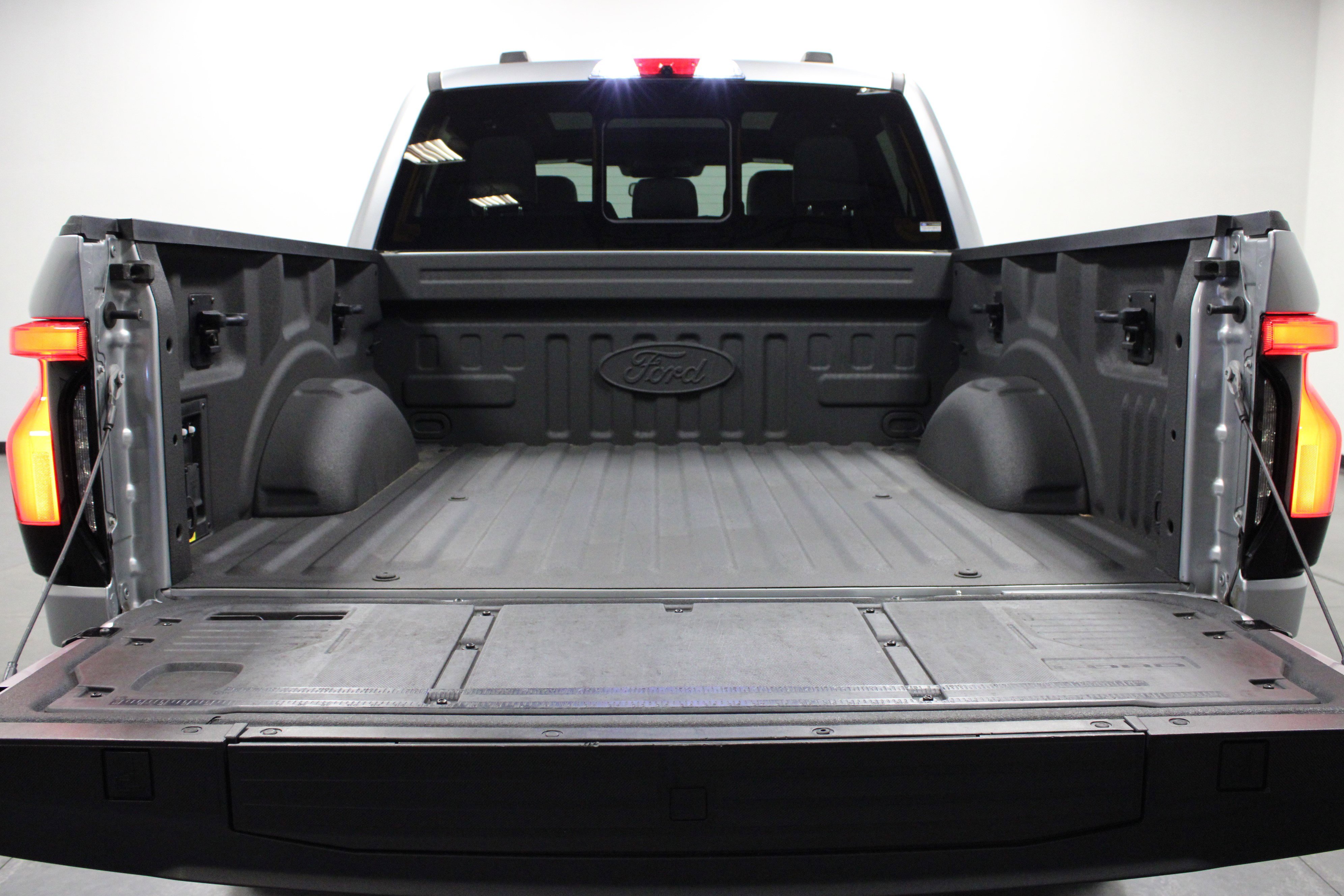 2023 Ford F-150 Lightning Lariat photo 12