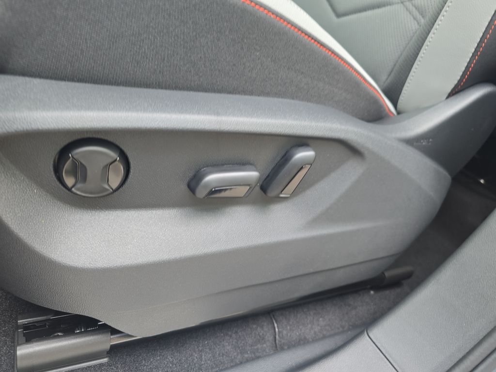 2025 Volkswagen Atlas Peak Edition SE photo 3