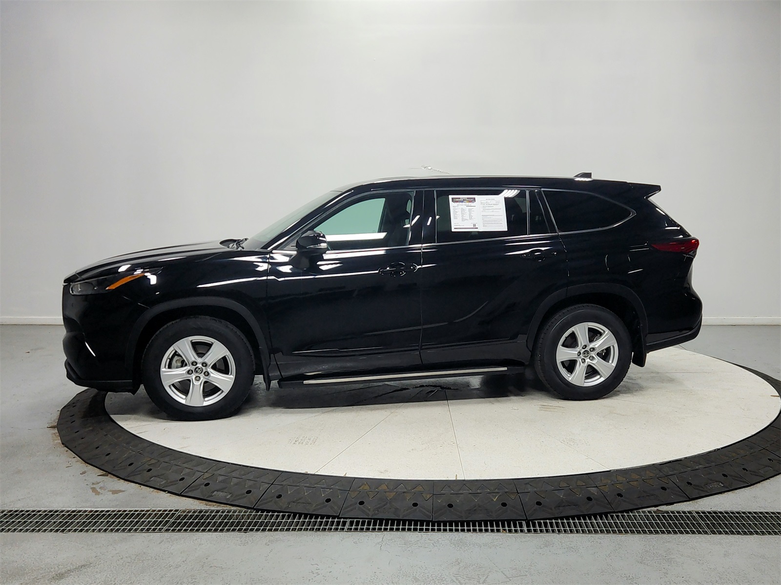 2022 Toyota Highlander LE photo 4