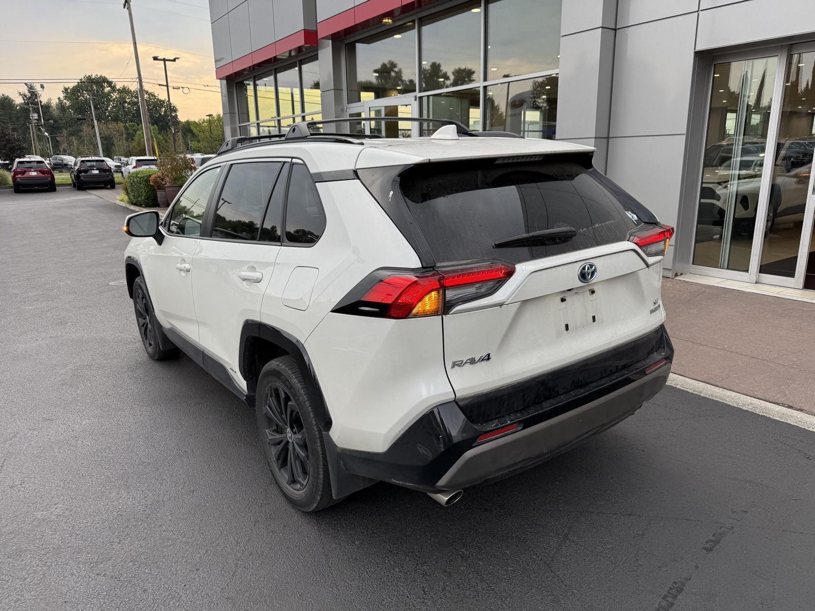2022 Toyota RAV4 Hybrid SE photo 2