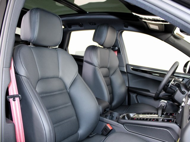 2025 Porsche Macan S photo 26