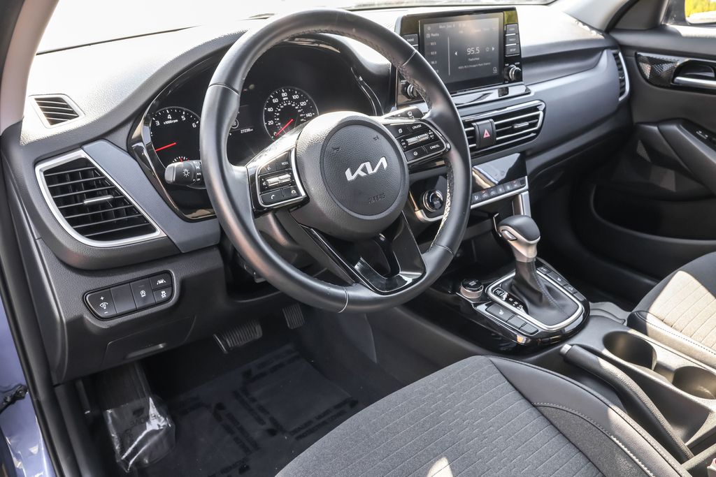 2023 Kia Seltos S photo 3