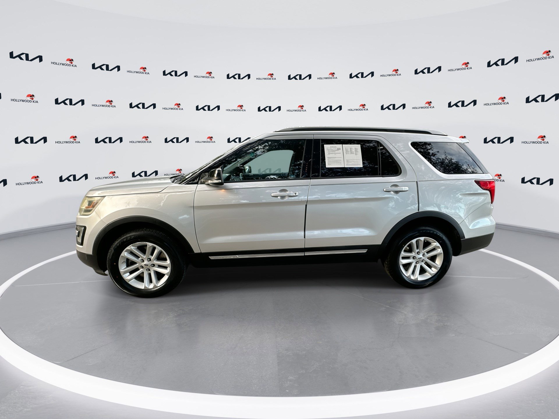 2016 Ford Explorer XLT photo 3