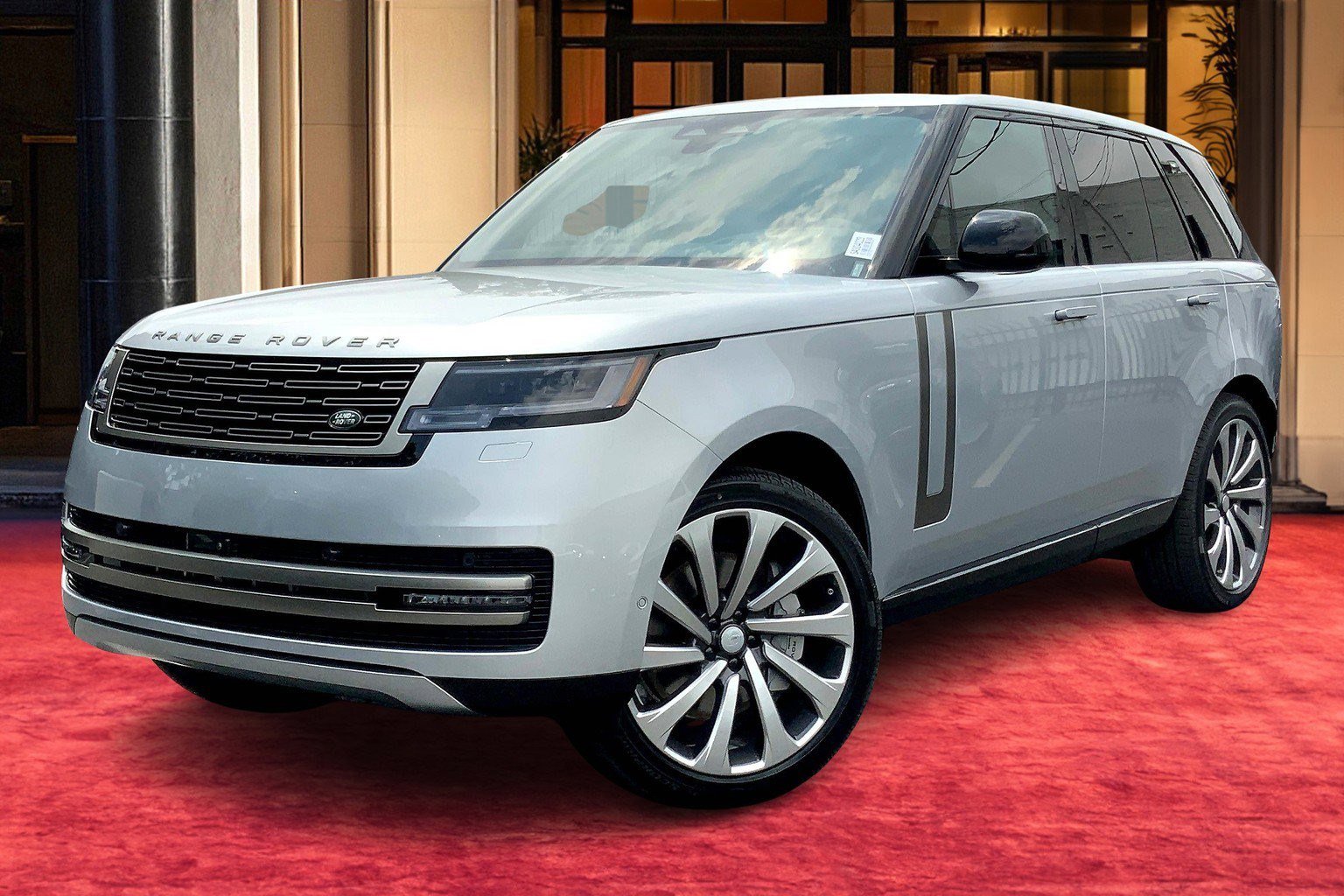 2025 Land Rover Range Rover SE's photo