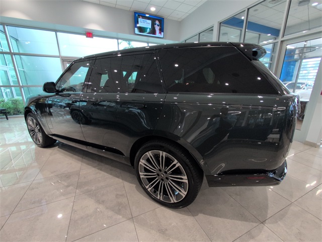 2025 Land Rover Range Rover SE photo 10