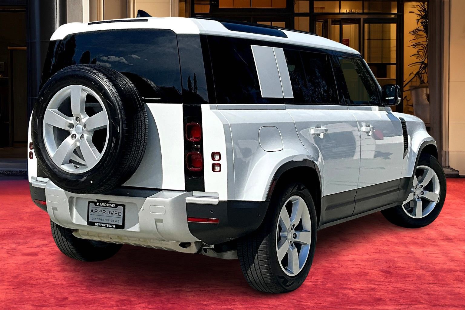2025 Land Rover Defender S photo 8