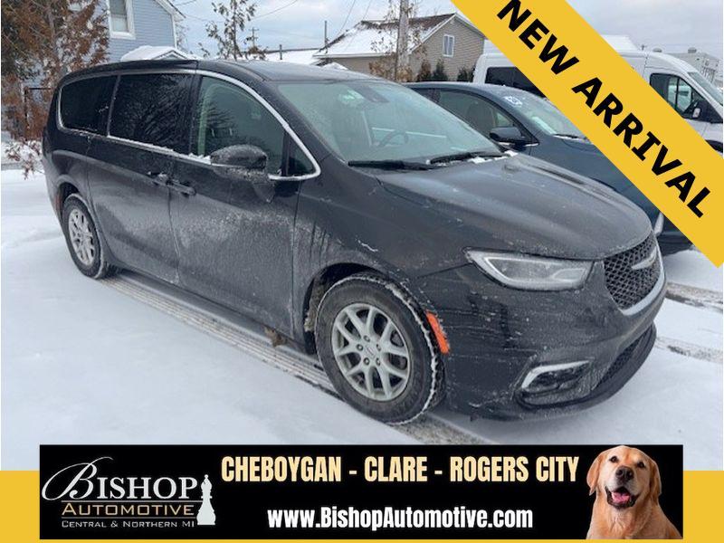 2023 Chrysler Pacifica Touring L's photo