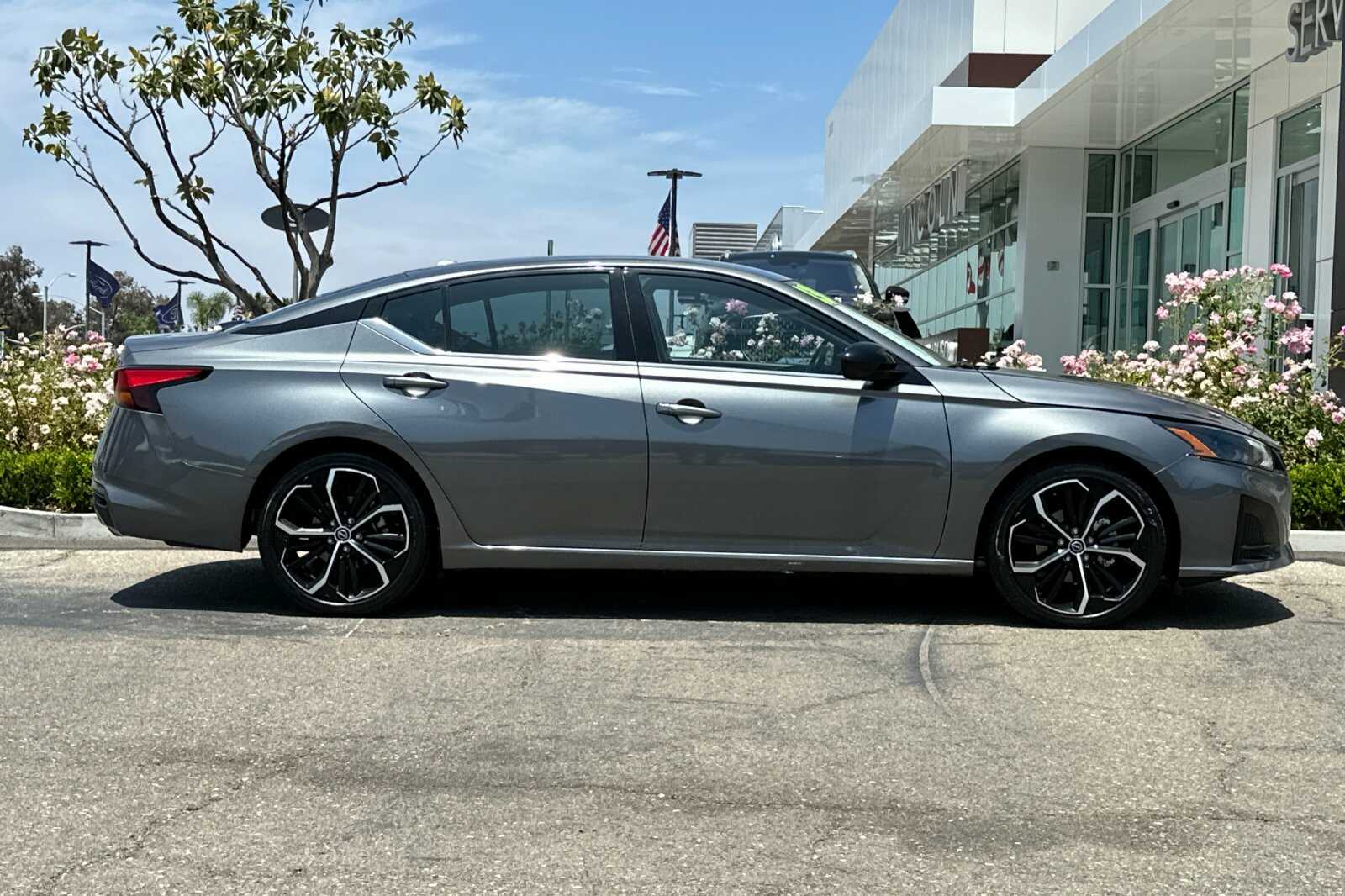 2023 Nissan Altima 2.5 SR photo 2