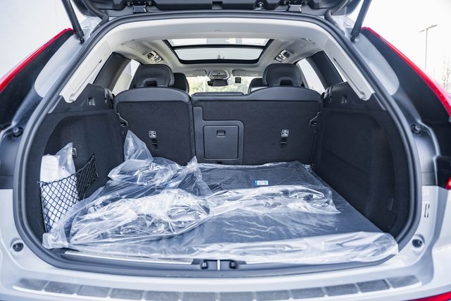 2025 Volvo XC60 Hybrid T8 Plus photo 9