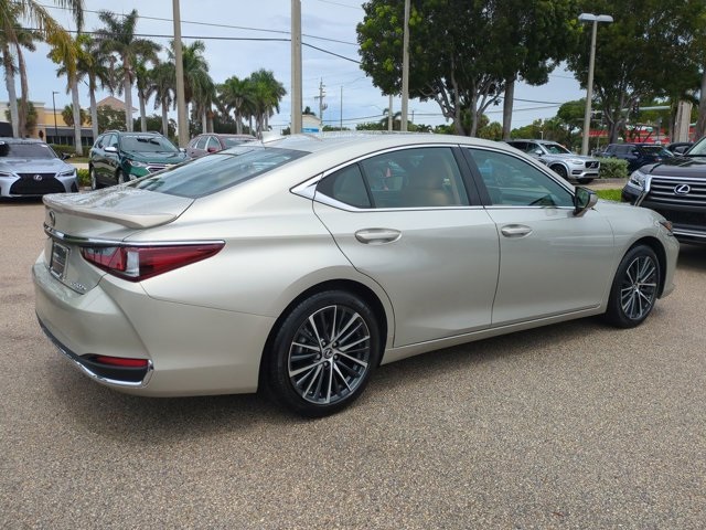 2025 Lexus ES 300h photo 4
