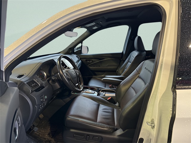 2022 Honda Ridgeline Black Edition photo 2