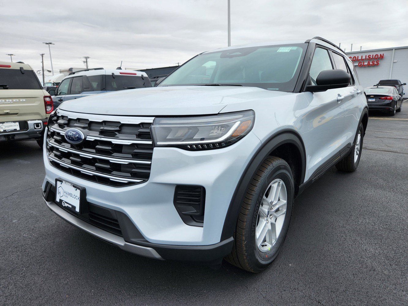2026 Ford Explorer photo 2