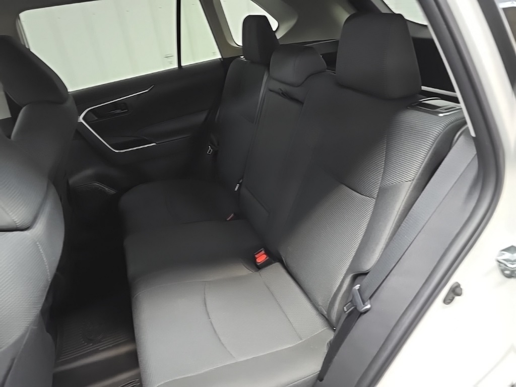2023 Toyota RAV4 LE photo 31