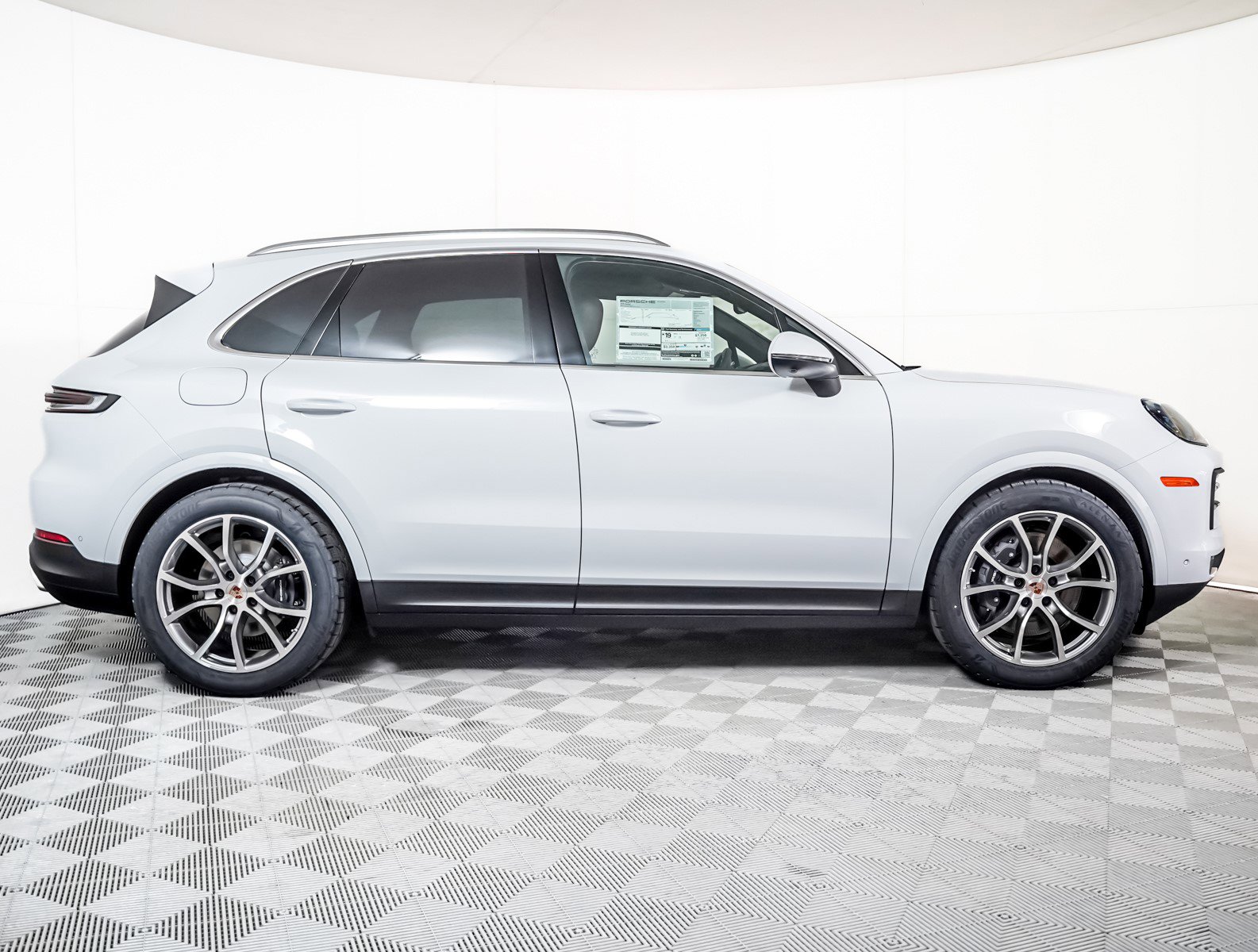 2025 Porsche Cayenne photo 9