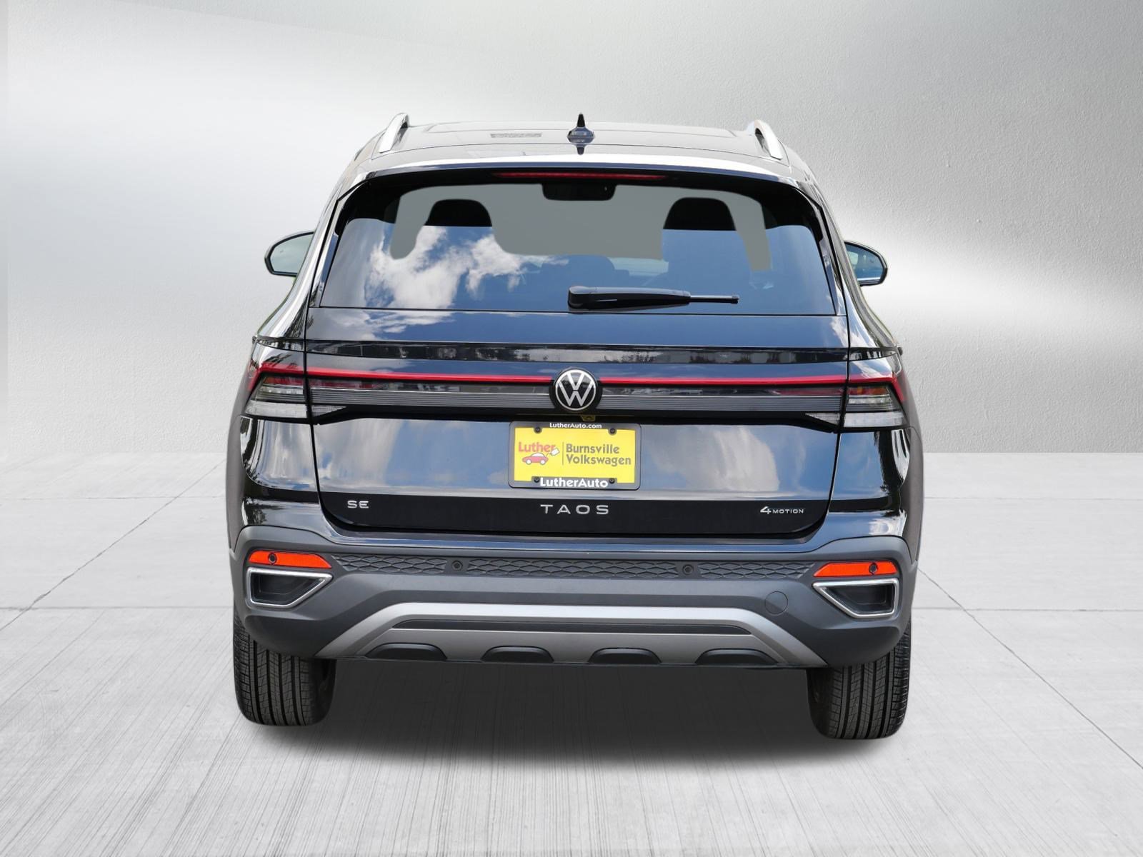 2025 Volkswagen Taos SE photo 4