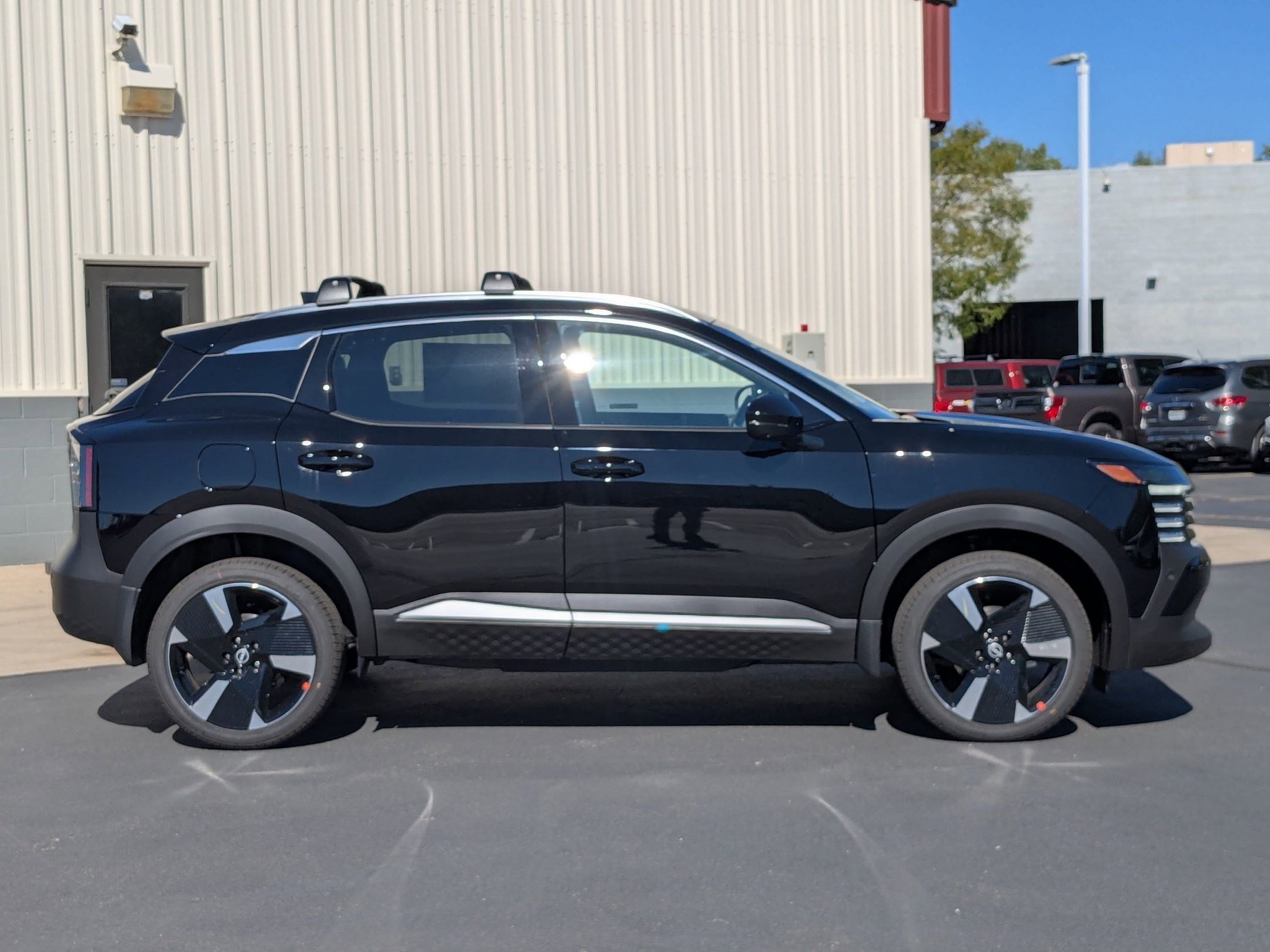 2026 Nissan Kicks SR photo 2