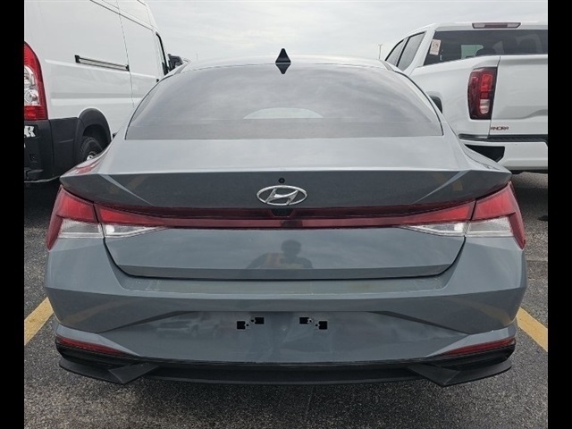 2021 Hyundai Elantra SEL photo 3