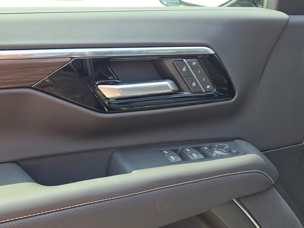 2025 Chevrolet Suburban Premier photo 25