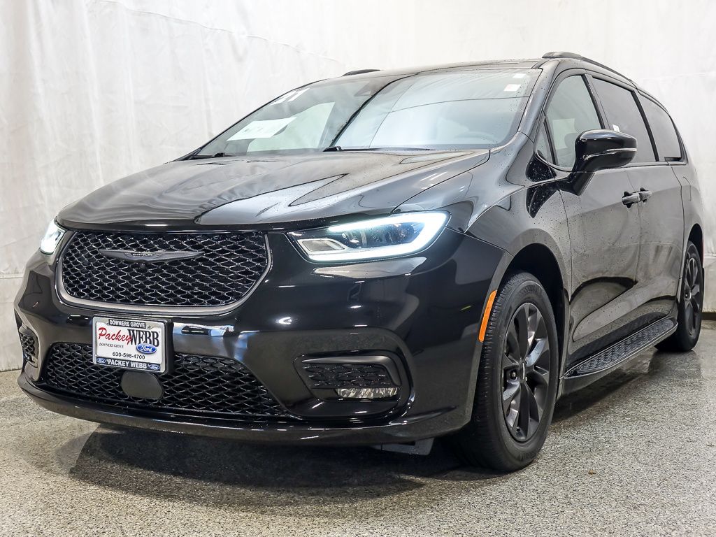 2021 Chrysler Pacifica Touring L photo 2
