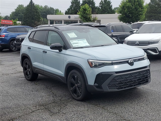 2025 Volkswagen Taos SE photo 3