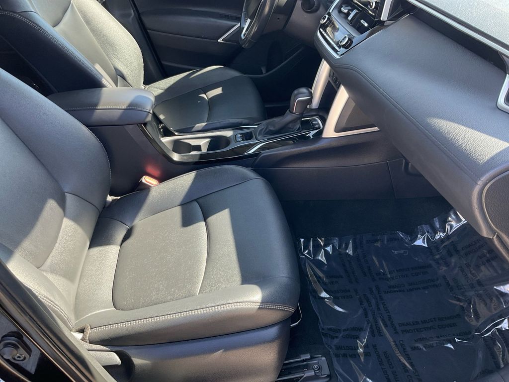 2022 Toyota Corolla Cross XLE photo 22