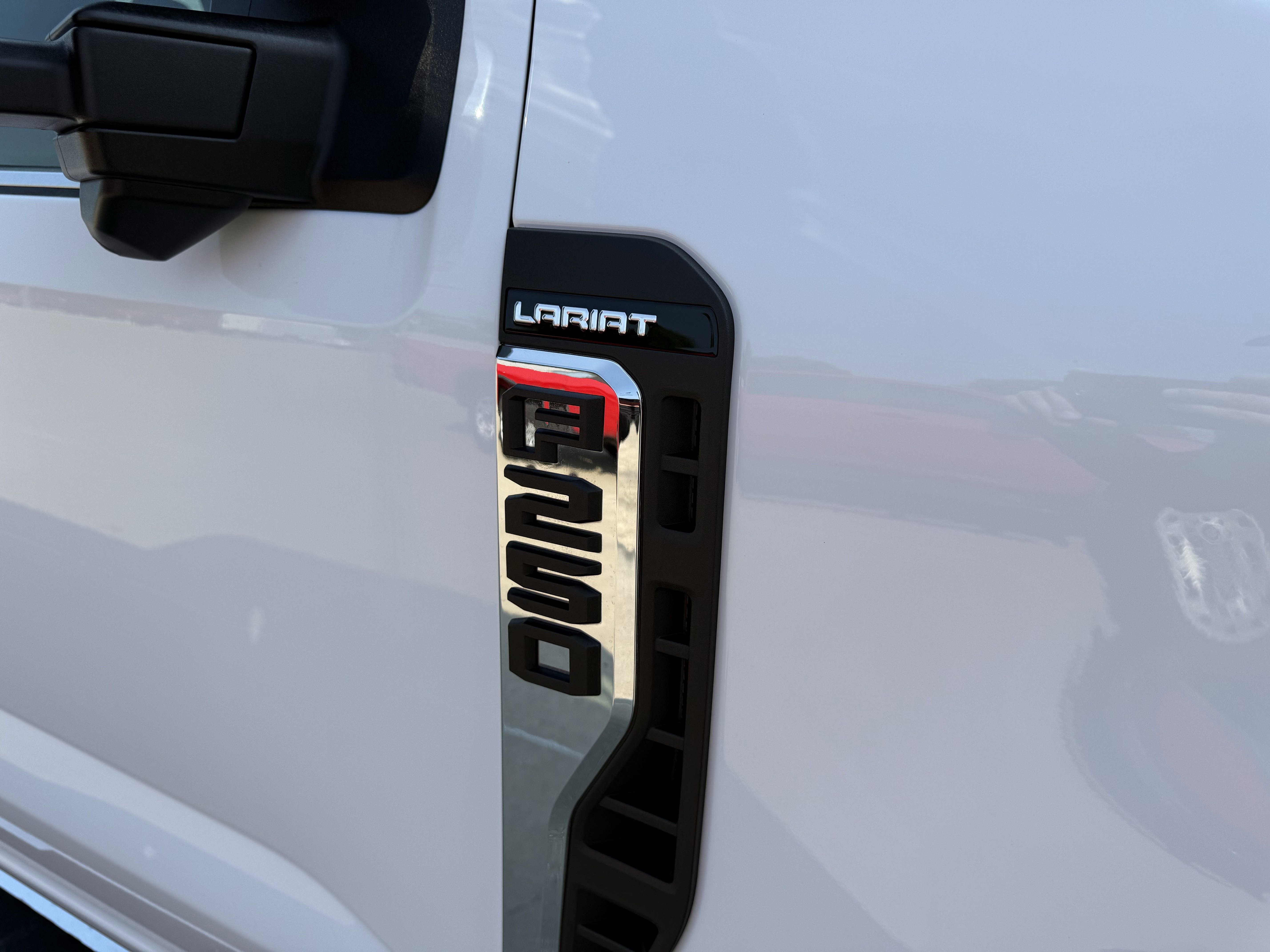 2023 Ford F-250 Lariat photo 2