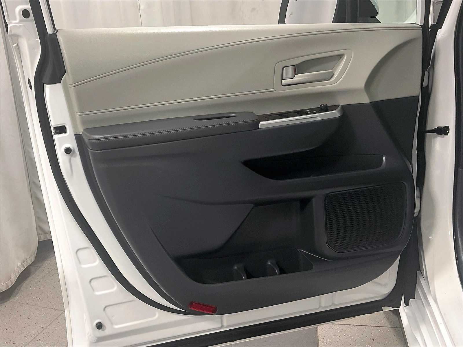2024 Toyota Sienna LE photo 9