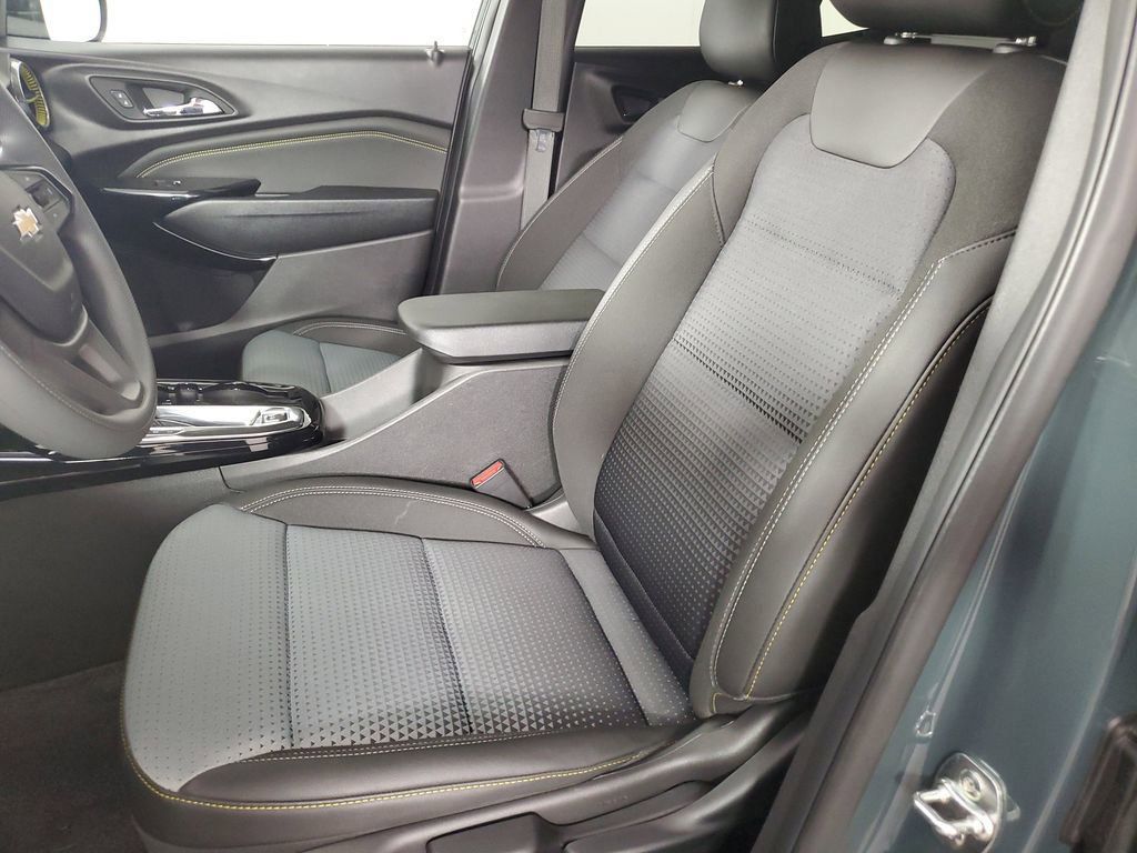 2025 Chevrolet Trax LT photo 10