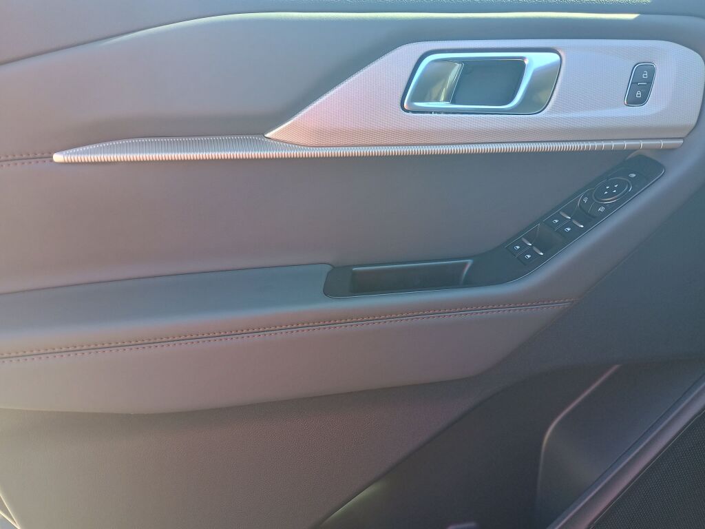 2025 Ford Explorer photo 10