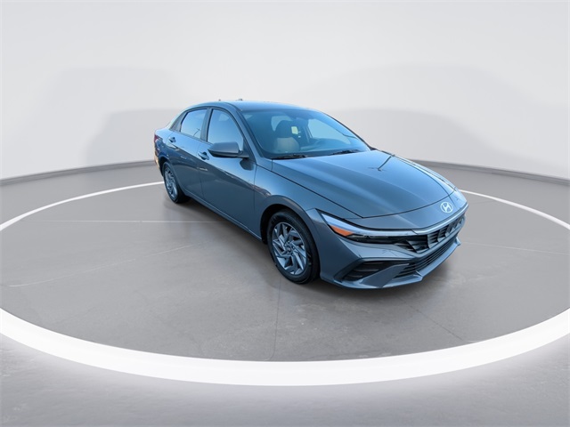 2024 Hyundai Elantra SEL photo 2
