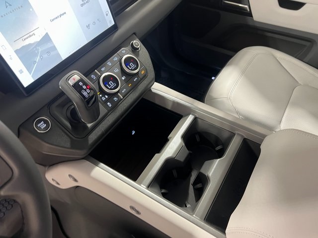 2025 Land Rover Defender 110 V8 photo 16