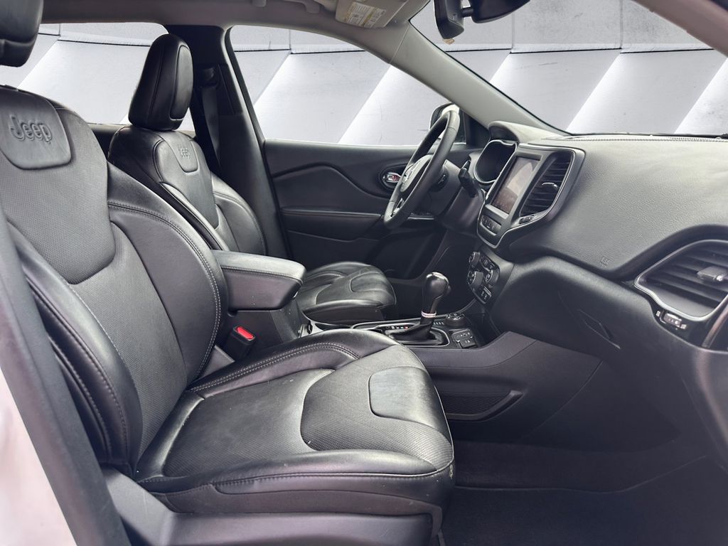 2023 Jeep Cherokee Altitude Lux photo 12