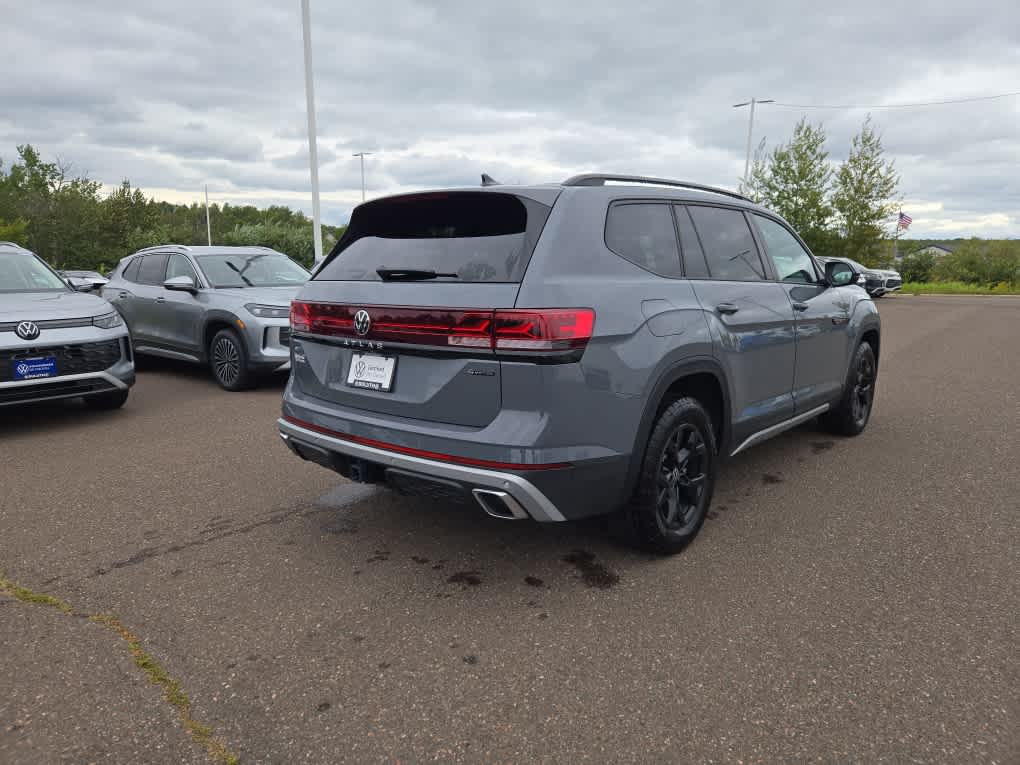2025 Volkswagen Atlas Peak Edition SE photo 2
