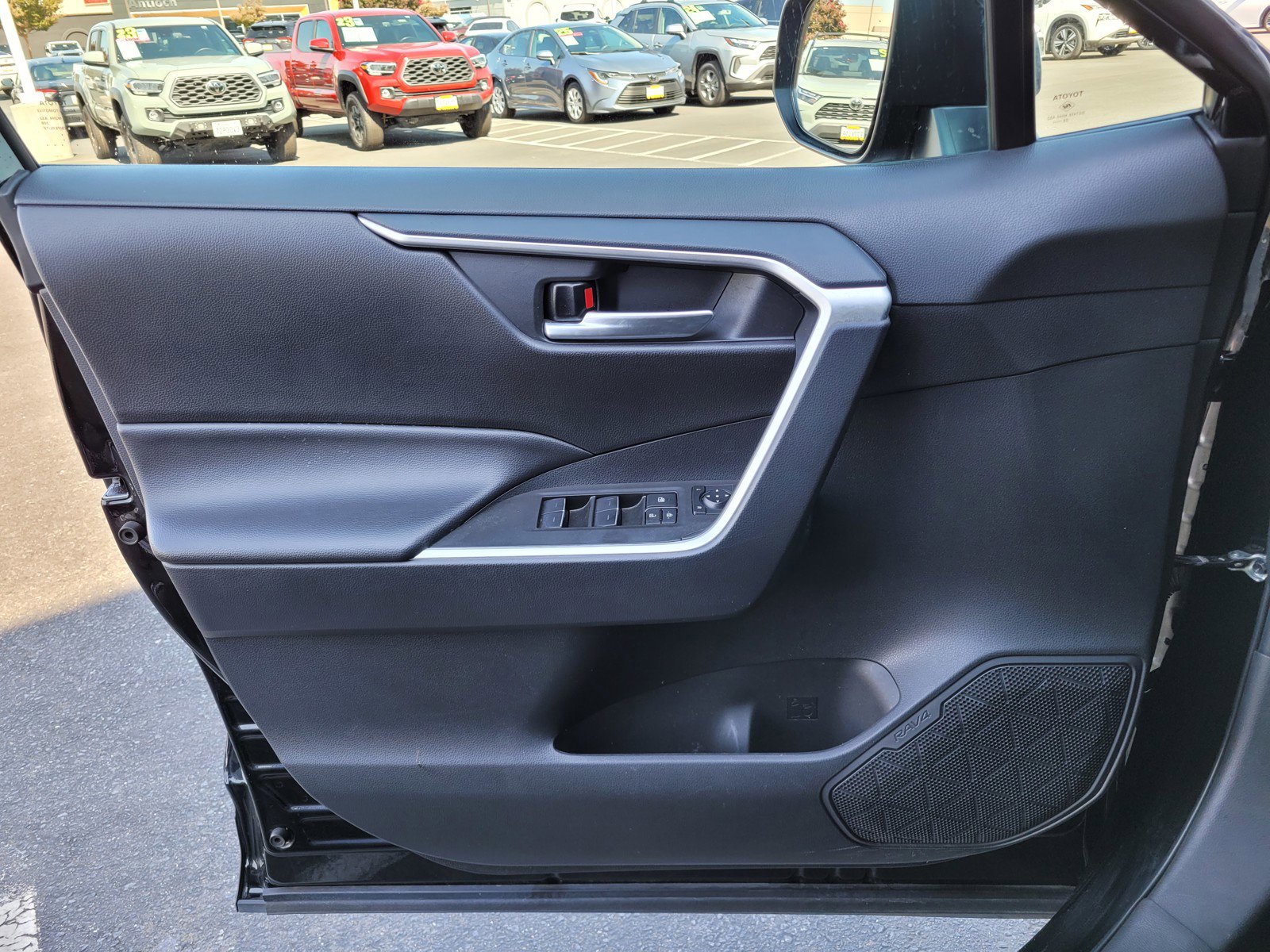 2023 Toyota RAV4 Hybrid XLE photo 24