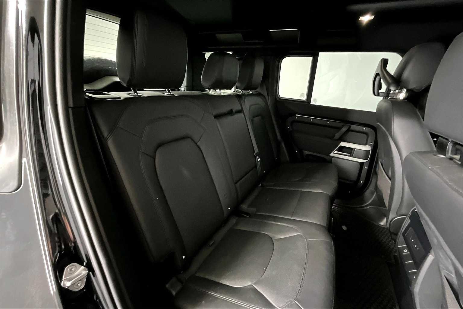 2023 Land Rover Defender SE photo 18
