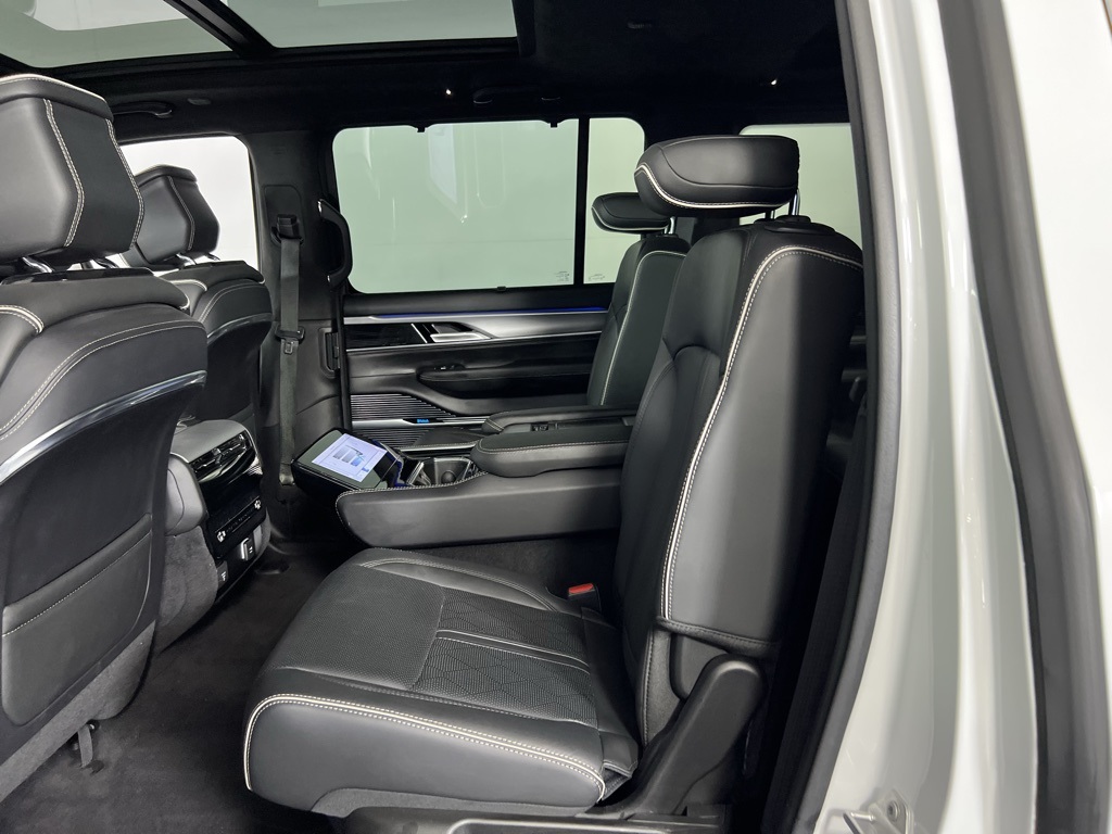 2023 Jeep Grand Wagoneer II photo 23