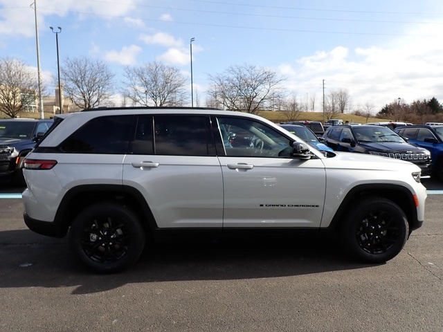 2025 Jeep Grand Cherokee Altitude photo 4