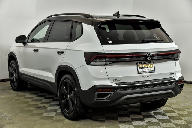 2025 Volkswagen Taos SE photo 3
