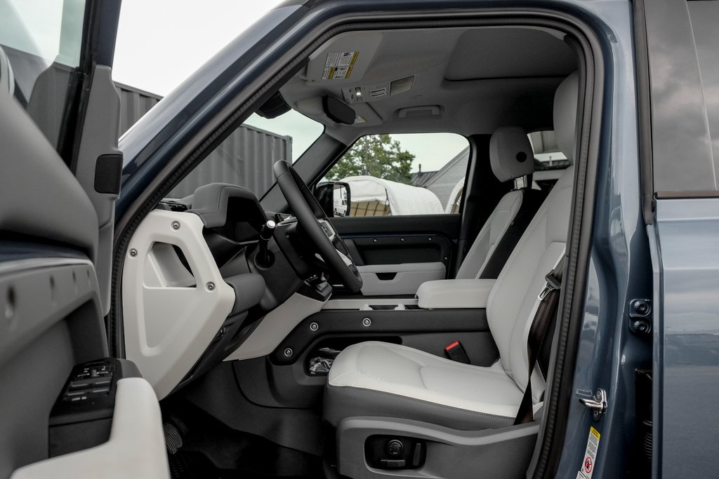2025 Land Rover Defender 110 S photo 11