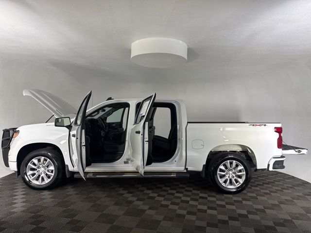 2025 Chevrolet Silverado 1500 Custom photo 13