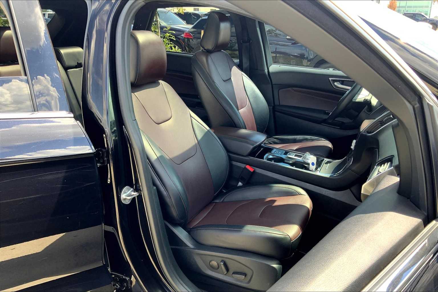 2020 Ford Edge Titanium photo 8
