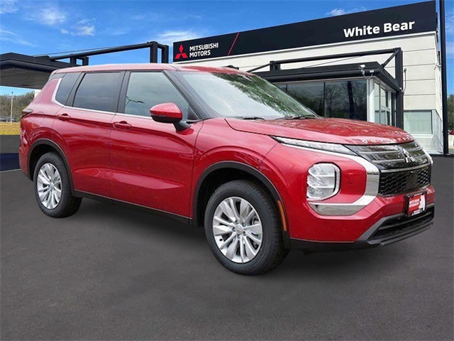 2025 Mitsubishi Outlander ES's photo