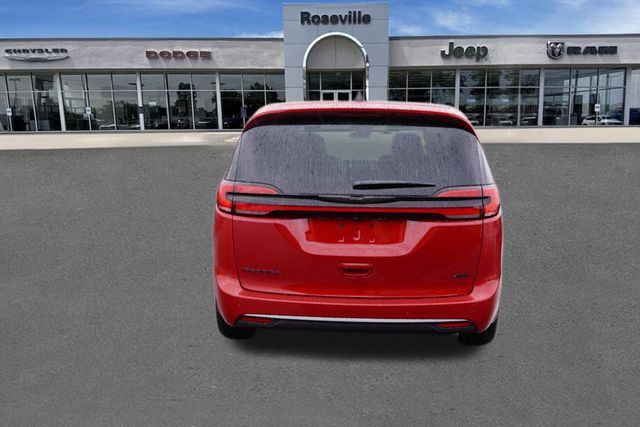 2026 Chrysler Pacifica photo 4