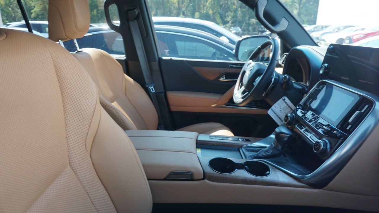 2024 Lexus LX 600 Luxury photo 4
