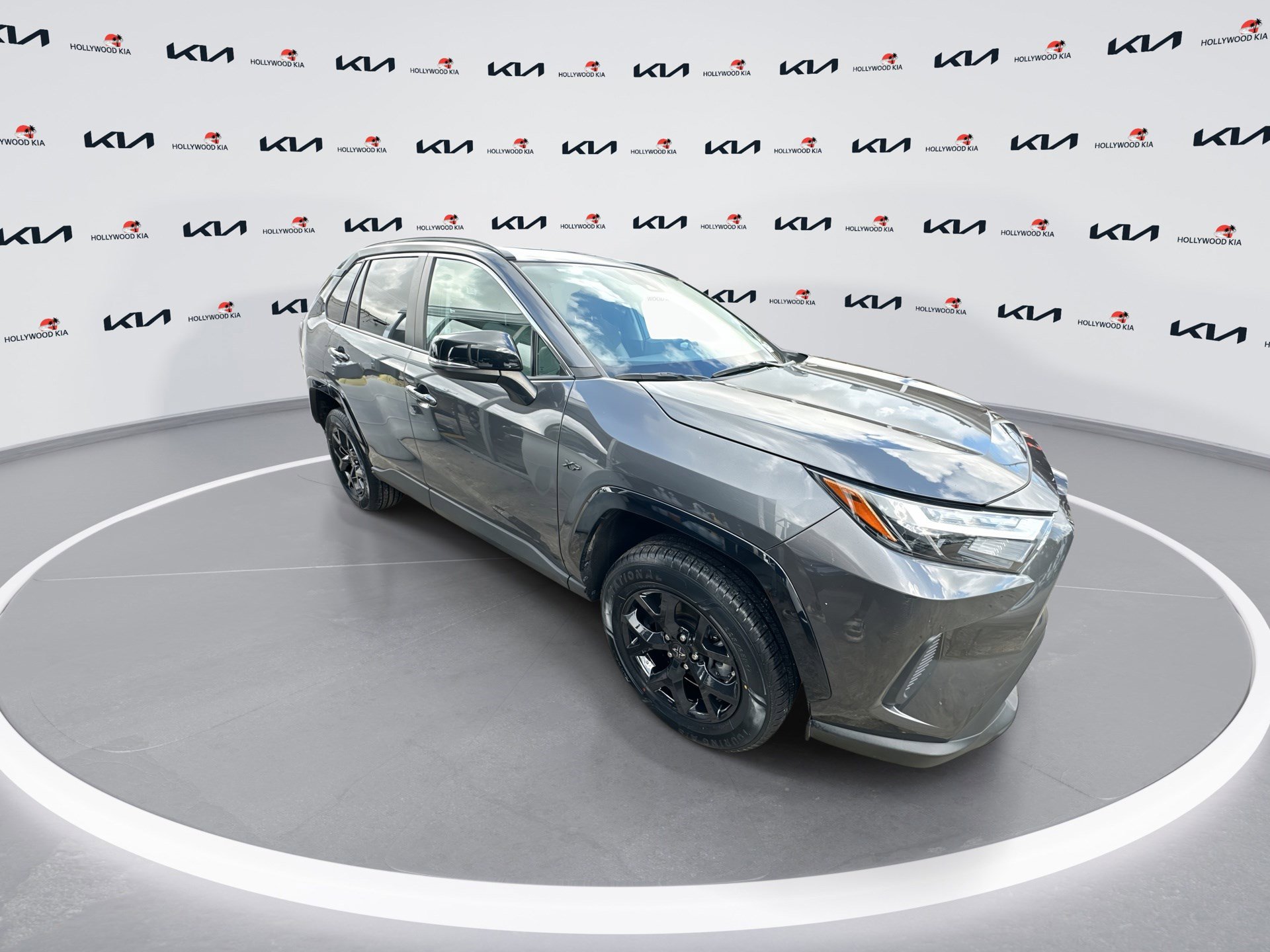 2022 Toyota RAV4 XLE photo 2