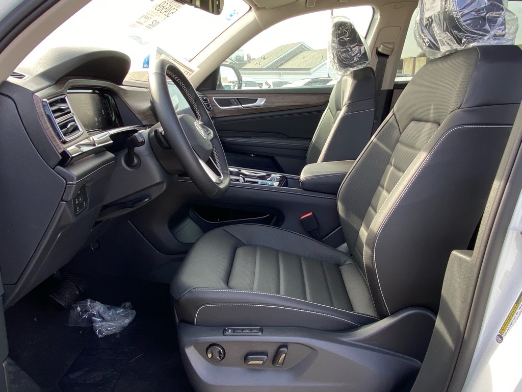 2025 Volkswagen Atlas SEL photo 6