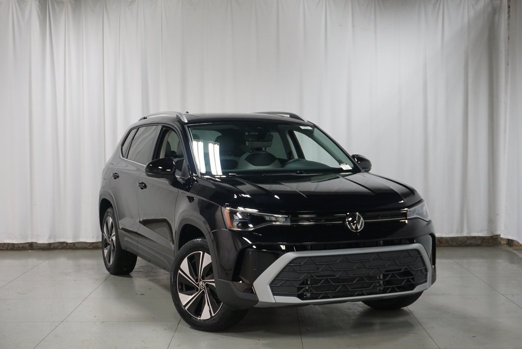 2025 Volkswagen Taos SE photo 3