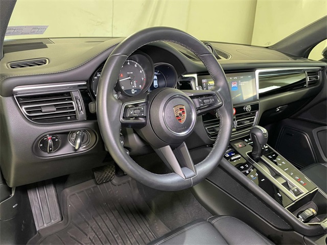 2025 Porsche Macan photo 3