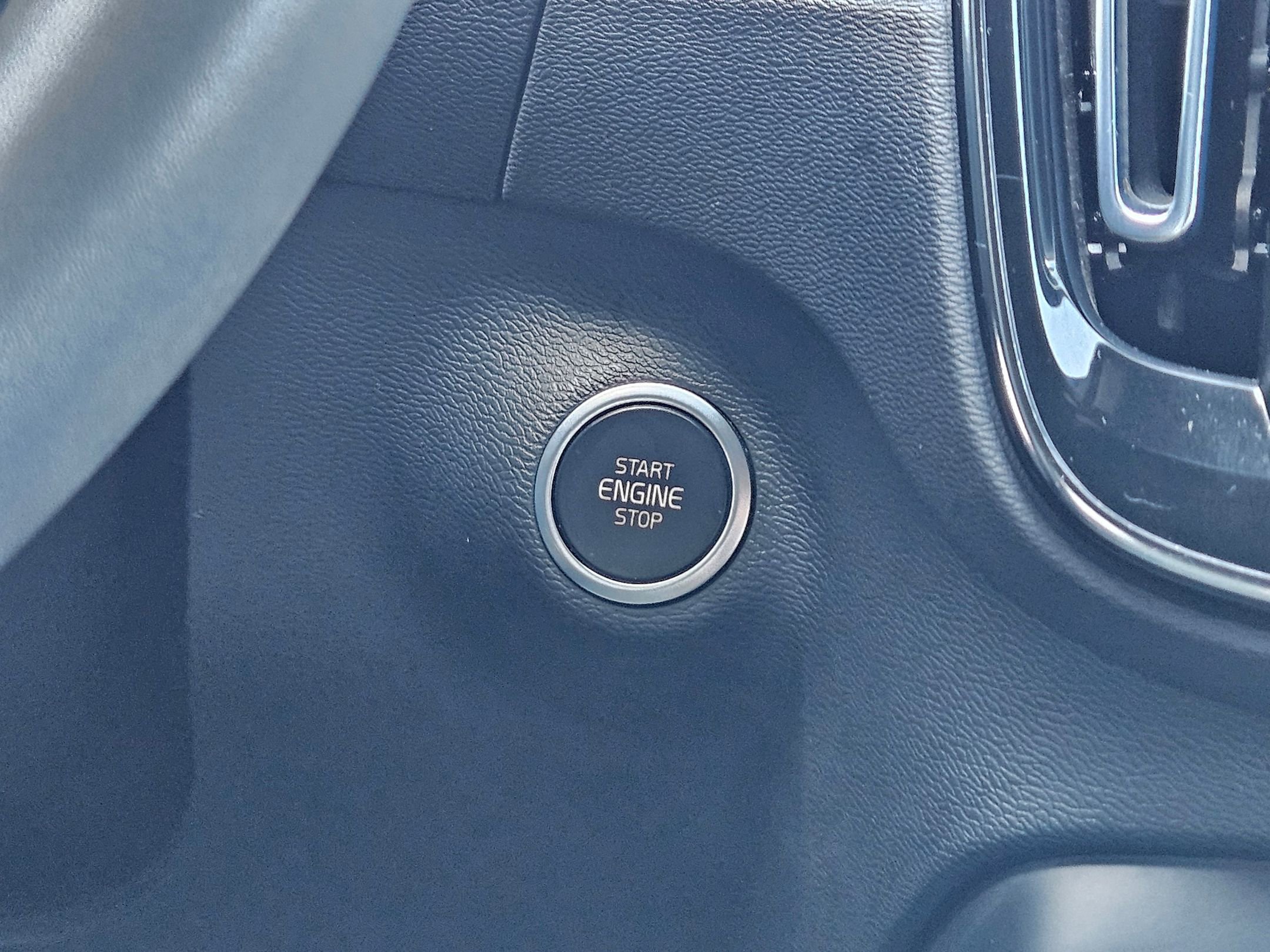 2023 Volvo XC40 Core photo 14