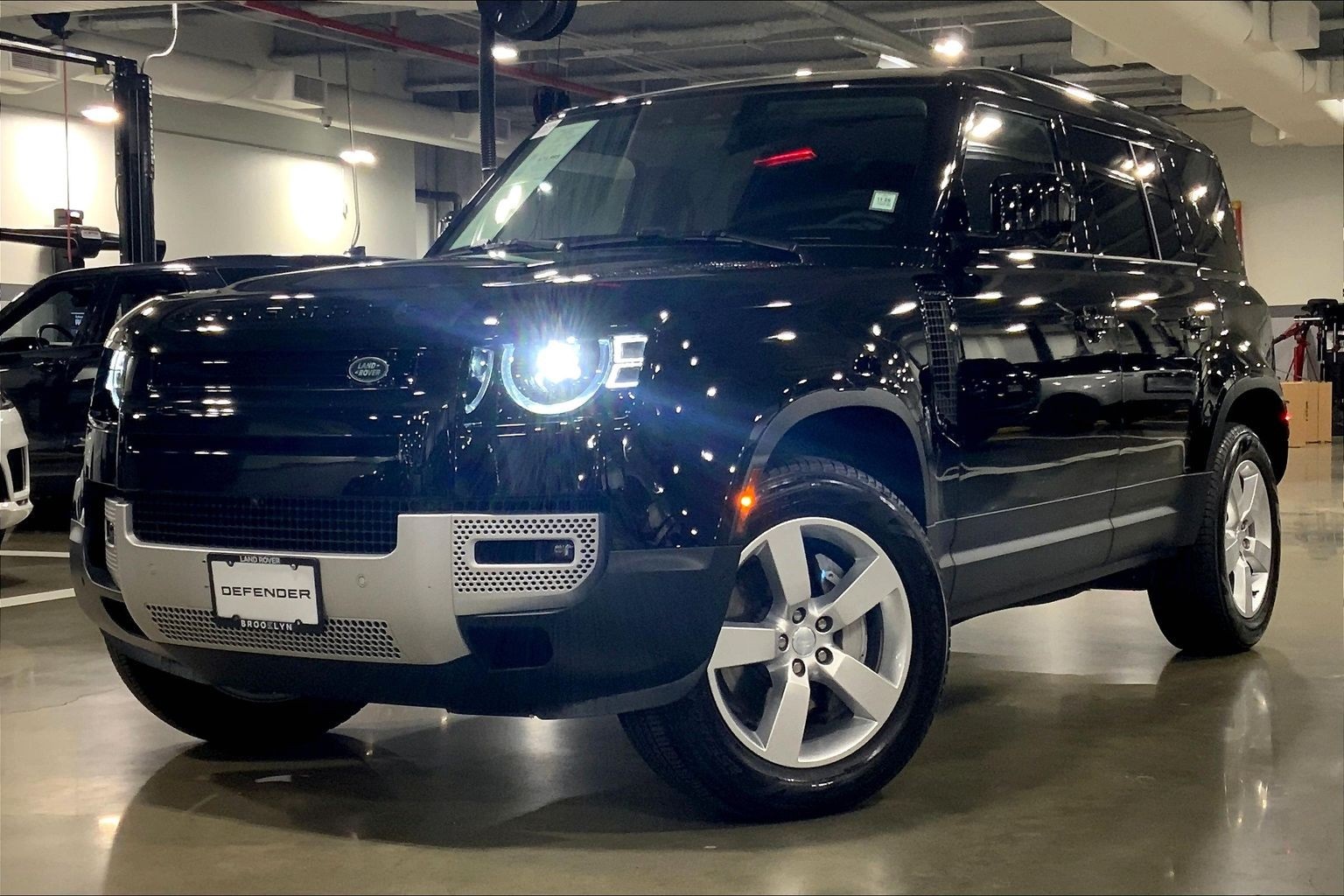 2025 Land Rover Defender S's photo